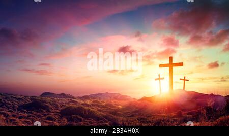 Crocifissione di Gesù Cristo tre croci sulla collina al tramonto Foto Stock