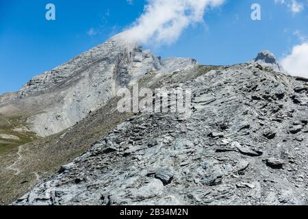 Pendio di montagna nel col Agnel passo di montagna con ardesia sciolta livelli Foto Stock