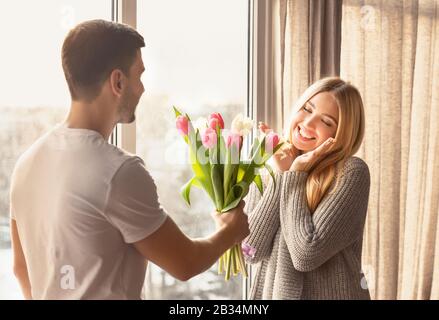 Fidanzata che presenta un regalo al suo fidanzato al chiuso, spazio per il  testo. Festa di San Valentino Foto stock - Alamy