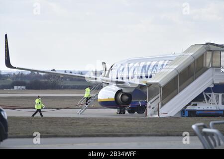 Brno, Repubblica Ceca. 04th Mar, 2020. L'ultimo volo da Bergamo, Italia, con l'aereo delle compagnie aeree low cost Ryanair, è arrivato a Brno, Repubblica Ceca, il 4 marzo 2020. Dopo questo atterraggio non volerà per almeno due settimane e spetterà al governo decidere quando intende rinnovare il divieto di volo dal centro italiano del nuovo coronavirus in Europa. Credit: Vaclav Salek/Ctk Photo/Alamy Live News Foto Stock