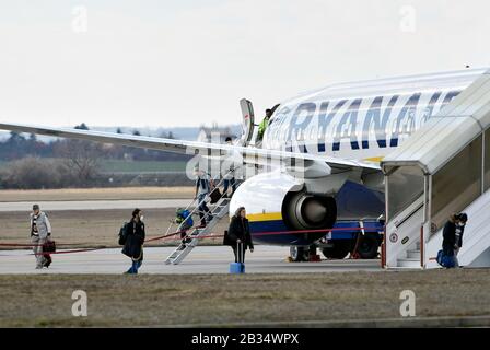 Brno, Repubblica Ceca. 04th Mar, 2020. L'ultimo volo da Bergamo, Italia, con l'aereo delle compagnie aeree low cost Ryanair, è arrivato a Brno, Repubblica Ceca, il 4 marzo 2020. Dopo questo atterraggio non volerà per almeno due settimane e spetterà al governo decidere quando intende rinnovare il divieto di volo dal centro italiano del nuovo coronavirus in Europa. Credit: Vaclav Salek/Ctk Photo/Alamy Live News Foto Stock