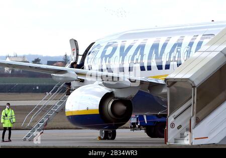 Brno, Repubblica Ceca. 04th Mar, 2020. L'ultimo volo da Bergamo, Italia, con l'aereo delle compagnie aeree low cost Ryanair, è arrivato a Brno, Repubblica Ceca, il 4 marzo 2020. Dopo questo atterraggio non volerà per almeno due settimane e spetterà al governo decidere quando intende rinnovare il divieto di volo dal centro italiano del nuovo coronavirus in Europa. Credit: Vaclav Salek/Ctk Photo/Alamy Live News Foto Stock