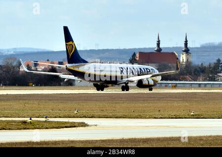 Brno, Repubblica Ceca. 04th Mar, 2020. L'ultimo volo da Bergamo, Italia, con l'aereo delle compagnie aeree low cost Ryanair, è arrivato a Brno, Repubblica Ceca, il 4 marzo 2020. Dopo questo atterraggio non volerà per almeno due settimane e spetterà al governo decidere quando intende rinnovare il divieto di volo dal centro italiano del nuovo coronavirus in Europa. Credit: Vaclav Salek/Ctk Photo/Alamy Live News Foto Stock