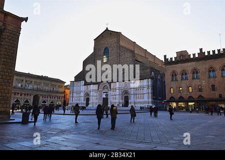 Pedoni Che Attraversano Piazza Maggiore Bologna Emilia-Romagna Italia Foto Stock