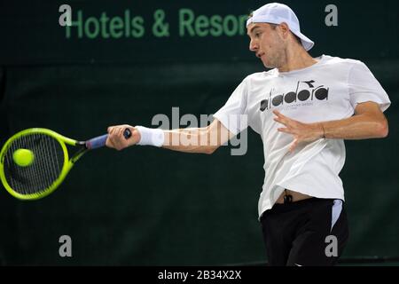 Duesseldorf, Germania. 04th Mar, 2020. Tennis, uomini: Coppa Davis - turno di qualificazione, qualifica, Germania - Bielorussia, formazione Germania. Jan-Lennard Struff gioca una palla. Credito: Federico Gambarini/Dpa/Alamy Live News Foto Stock