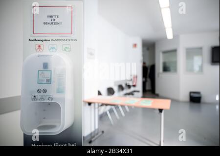 Duesseldorf, Germania. 04th Mar, 2020. Un dispenser di disinfettante per mani si trova nell'area di ingresso. È stato presentato il nuovo centro di diagnostica corona della città. I pazienti che mostrano i sintomi del coronavirus devono essere sottoposti a test qui. Credito: Fabian Strauch/Dpa/Alamy Live News Foto Stock