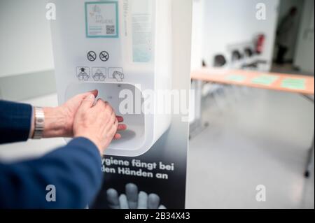 Duesseldorf, Germania. 04th Mar, 2020. Un uomo disinfetta le mani nella zona d'attesa. È stato presentato il nuovo centro di diagnostica corona della città. I pazienti che mostrano i sintomi del coronavirus devono essere sottoposti a test qui. Credito: Fabian Strauch/Dpa/Alamy Live News Foto Stock