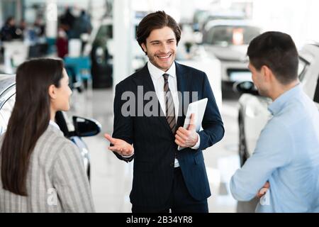 Venditore Di Automobili Professionale Che Vende Auto Che Lavora Nel Centro Di Dealership Foto Stock