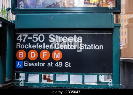Segno della stazione della metropolitana di Rockefeller Center a Manhattan, New York City, USA Foto Stock