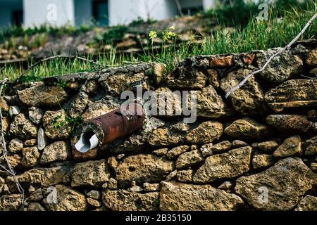 Cipro di Paphos 03 marzo 2020 Vista di una vecchia casa abbandonata che è distrutta sulle strade di Paphos nel pomeriggio Foto Stock