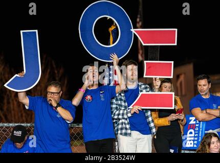 Los Angeles, Stati Uniti. 03rd Mar, 2020. I sostenitori del candidato democratico alla presidenza Joe Biden partecipano a un rally di campagna del Super Tuesday a Los Angeles. Credit: Sopa Images Limited/Alamy Live News Foto Stock