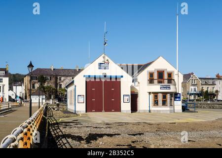 Stazione di salvataggio RNLI edificio sul lungomare di Beaumaris, Isola di Anglesey, Galles del Nord, Regno Unito, Gran Bretagna Foto Stock