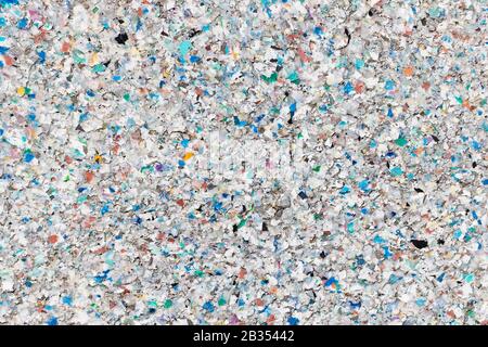 Riciclaggio degli agenti atmosferici plastica: Dissolving board realizzato con pellet di plastica riciclata Foto Stock