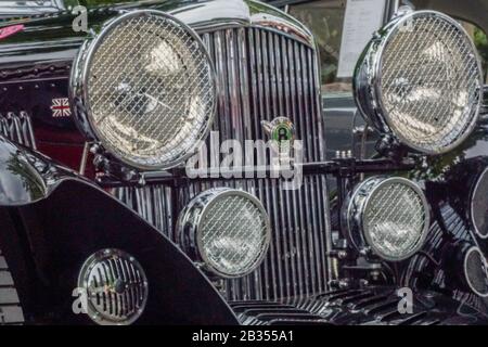 Welfenallee, Berlino, Germania - 16 giugno 2018: Le prime luci di una Bentley d'epoca alla riunione annuale dell'auto Oldtimer a Frohnau Foto Stock