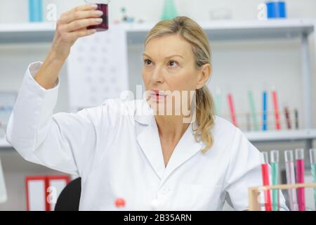 i risultati del controllo dei dipendenti di laboratorio senior in laboratorio Foto Stock