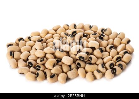 Mucchio di fagioli con occhi neri isolato su sfondo bianco Foto Stock