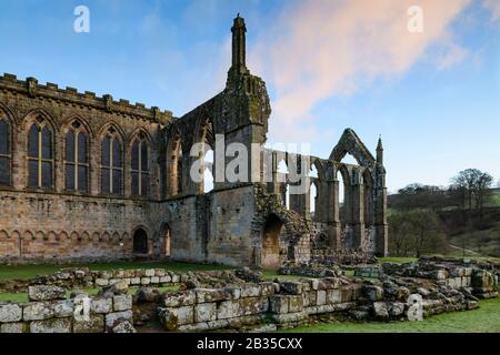 Vista serale (a sud) delle antiche e pittoresche rovine monastiche della campagna panoramica - Bolton Abbey & Priory Church, Yorkshire Dales, Inghilterra, Regno Unito Foto Stock