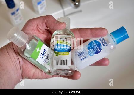 Gel igienizzante/igienizzante per le mani in piccole bottiglie, che sono quasi esauribili nel Regno Unito durante l'avviso di salute di Coronavirus Covid-19. - 4 Marzo 2020 Pi Foto Stock
