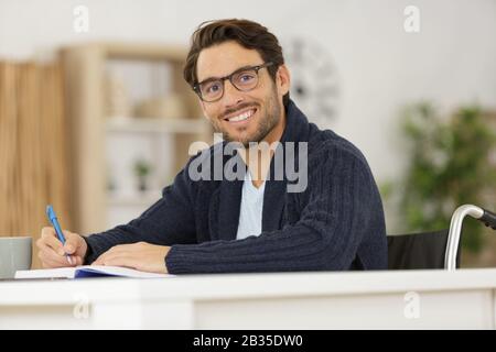 giovane disabile che studia a casa Foto Stock