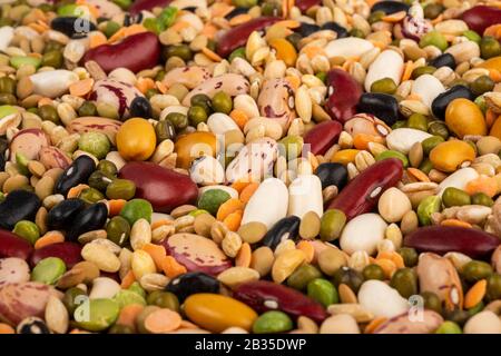 i legumi e i cereali si mescolano alla base Foto Stock