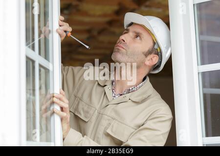 Finestra di lavoro builder sul monte di nuova installazione Foto Stock