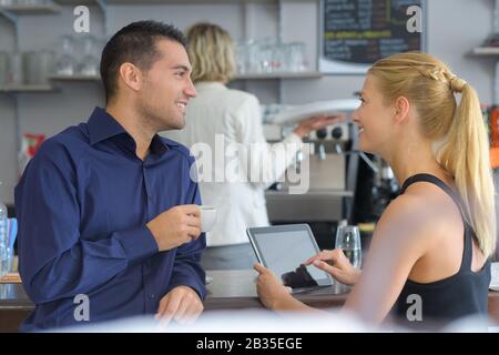 una coppia che ha un caffè Foto Stock