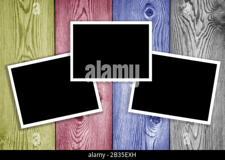 pannello in legno a colori con tre foto Foto Stock