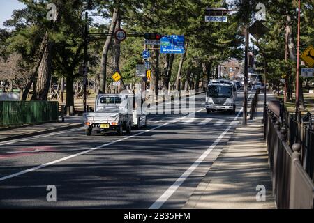 Vista della Route 169, una strada che attraversa Nara Park, Nara, Giappone. Preso nel marzo 2020. Foto Stock