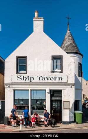 Vacanzieri fuori dalla Taverna della nave ad Anstruther, Fife. Foto Stock