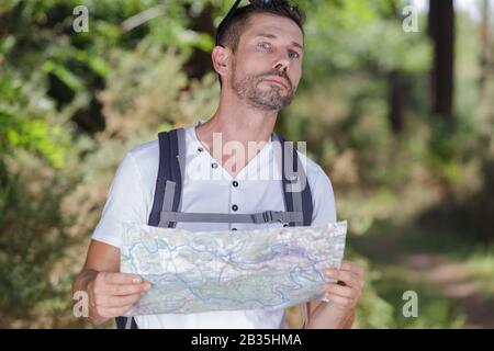 uomo anziano che si prepara per escursioni in italia Foto Stock