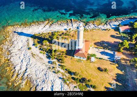 Croazia, splendida costa adriatica, vista aerea del vecchio faro di Veli Rat sull'isola di Dugi Otok, riva del mare al mattino presto Foto Stock