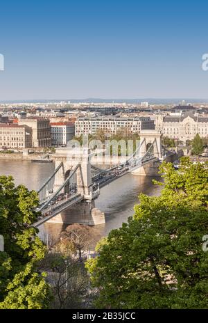 Vista dalla collina di Castello con il Széchenyi il Ponte della Catena, il Parlamento ungherese edificio e il fiume Danubio. Budapest, Ungheria. Foto Stock