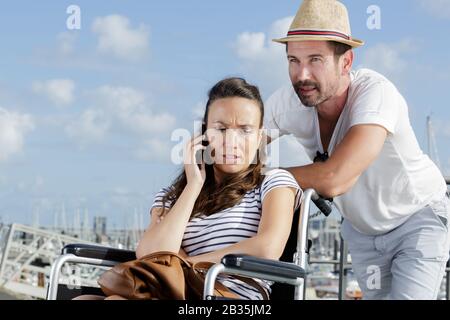 coppia in sedia a rotelle per risolvere un problema Foto Stock