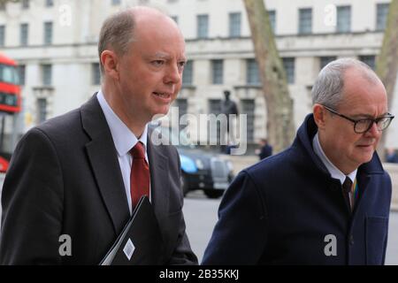 Londra, Regno Unito. 4th Mar, 2020. Il professor Chris Whitty, Chief Medical Officer per l'Inghilterra e consulente medico del governo britannico, cammina oggi a Westminster lungo Whitehall con Sir Patrick Vallance, Chief Scientific Adviser del governo ( GCSA ) e Head of the Government Science and Engineering ( GSE ). Entrambi sono strettamente coinvolti nei governi che hanno rivisto la strategia per affrontare l'attuale crisi di Coronavirus (COVID-19). Credito: Imageplotter/Alamy Live News Foto Stock