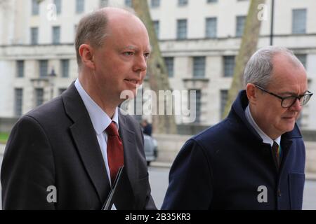 Londra, Regno Unito. 4th Mar, 2020. Il professor Chris Whitty, Chief Medical Officer per l'Inghilterra e consulente medico del governo britannico, cammina oggi a Westminster lungo Whitehall con Sir Patrick Vallance, Chief Scientific Adviser del governo ( GCSA ) e Head of the Government Science and Engineering ( GSE ). Entrambi sono strettamente coinvolti nei governi che hanno rivisto la strategia per affrontare l'attuale crisi di Coronavirus (COVID-19). Credito: Imageplotter/Alamy Live News Foto Stock