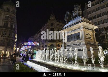 Ferdinando E Isabella Monumento in piazza della città di notte Granada Andalusia Spagna Foto Stock