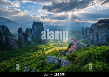Tramonto sui monasteri di Meteora Foto Stock