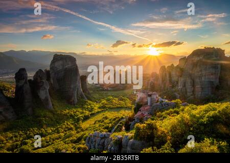 Tramonto sui monasteri di Meteora Foto Stock