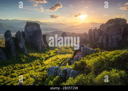 Tramonto sui monasteri di Meteora Foto Stock
