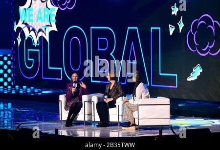 Sophie Gregoire Trudeau, Julia Gillard e Leona Lewis (a sinistra-destra) sul palco dell'evento di beneficenza E del concerto DEL REGNO Unito DI WE Day tenutosi presso la SSE Arena, Arena Square, Londra. Foto Stock