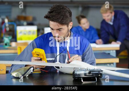 ingegnere dell'aeromobile partecipante con un multimetro Foto Stock