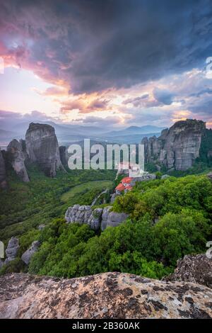 Tramonto cielo e monasteri di Meteora Foto Stock