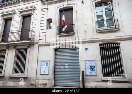 Tours, Francia - 8 febbraio 2020: Dettaglio architettonico della prefettura di Indre et Loire in una giornata invernale Foto Stock