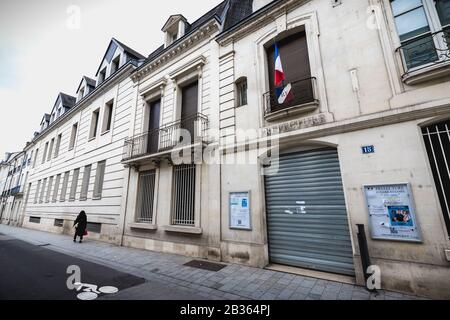 Tours, Francia - 8 febbraio 2020: Dettaglio architettonico della prefettura di Indre et Loire in una giornata invernale Foto Stock