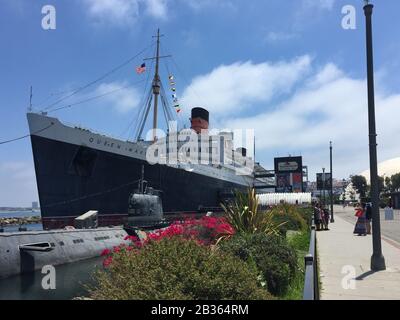 La Queen Mary, ora in pensione, serve come museo, ristorante, hotel e lounge mentre ormeggia a Long Beach, California. Foto Stock