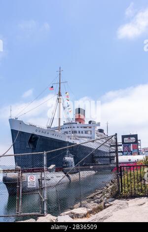 La Queen Mary, ora in pensione, serve come museo, ristorante, hotel e lounge mentre ormeggia a Long Beach, California. Foto Stock