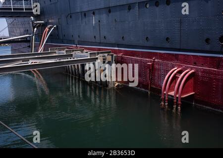 La Queen Mary, ora in pensione, serve come museo, ristorante, hotel e lounge mentre ormeggia a Long Beach, California. Foto Stock