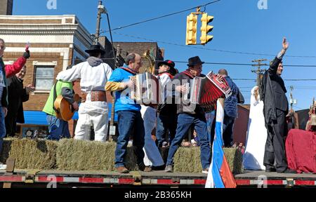 Suonatori di fisarmonica partecipano alla sfilata 2020 di Cleveland Kurentovanje lungo St.Clair Avenue a Cleveland, Ohio, USA. Foto Stock