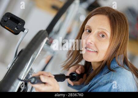 pompaggio dell'aria al pneumatico della bicicletta Foto Stock