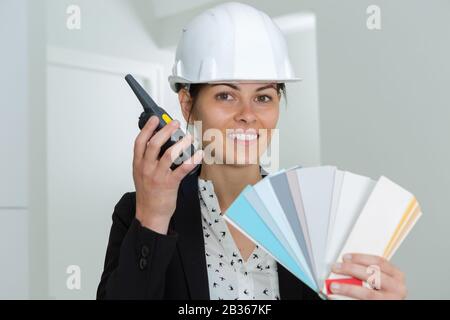 caposquadra femmina con ruota a colori e walkie talkie Foto Stock